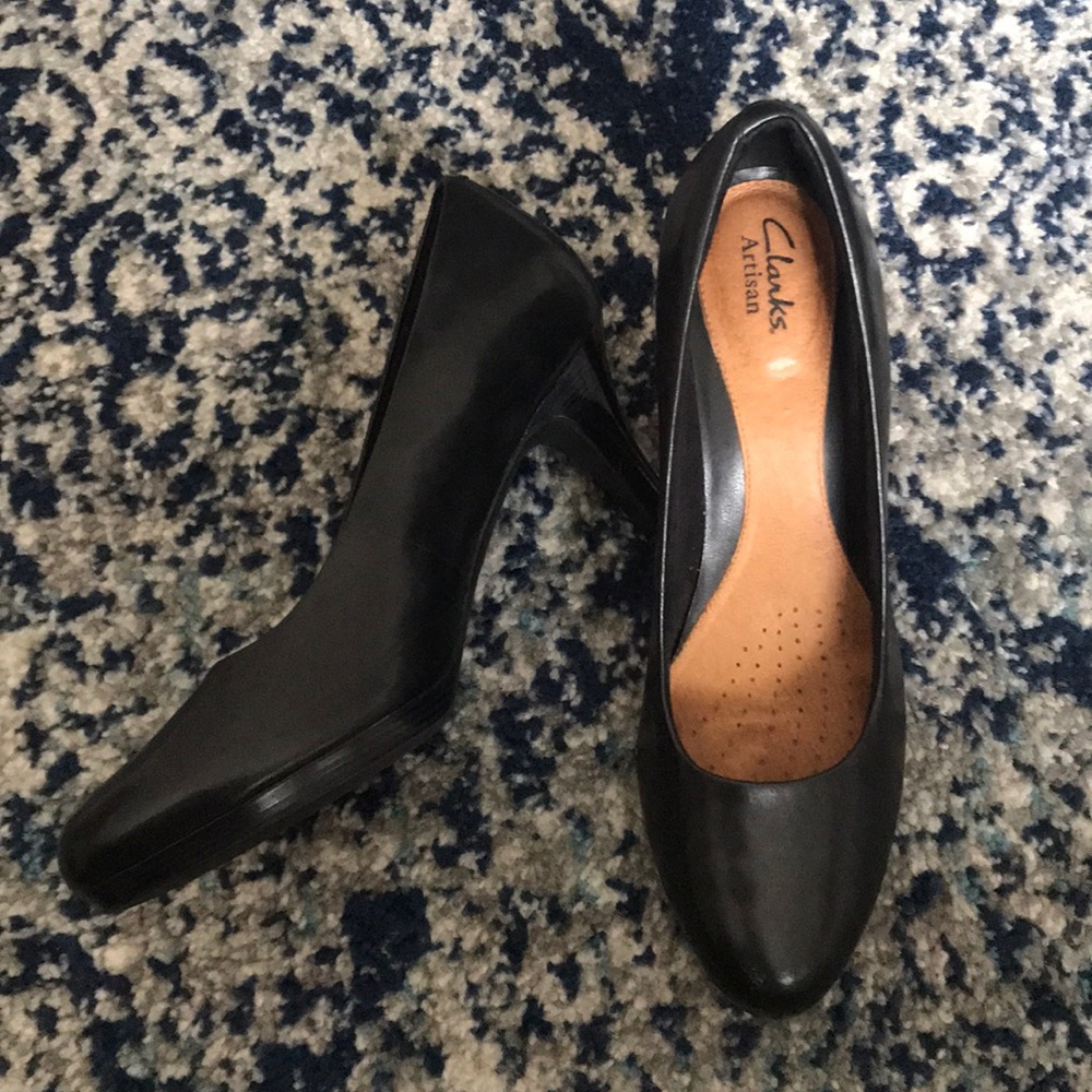 Clarks artisan pumps
